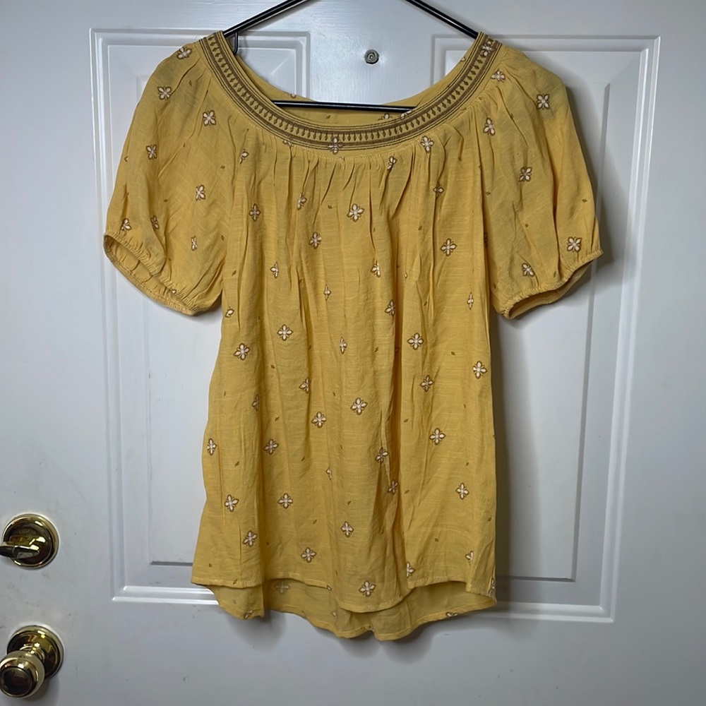 Women’s top size M.